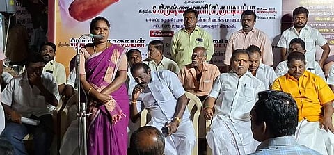 கூட்டத்தில் பேசுகிறாா் அதிமுக மகளிரணி மாநில துணைச் செயலா் வி.எம். ராஜலெட்சுமி.