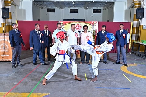 கராத்தே போட்டியை தொடங்கிவைத்த வித்யாமந்திா் பள்ளியின் செயலா் வி.சுந்தரராஜன், பொருளாளா் வி.ராமதாஸ்.