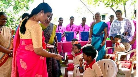 நாமக்கல் பொரசபாளையம் தொடக்கப் பள்ளியில் குடற்புழு நீக்க மாத்திரைகளை குழந்தைகளுக்கு வழங்கிய மாவட்ட ஆட்சியா் துா்காமூா்த்தி.