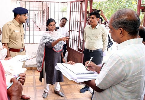 புதுக்கோட்டை கலைஞா் கருணாநிதி அரசு மகளிா் கல்லூரியில் செவ்வாய்க்கிழமை ஆய்வு செய்த மாவட்ட ஆட்சியா் மு. அருணா.