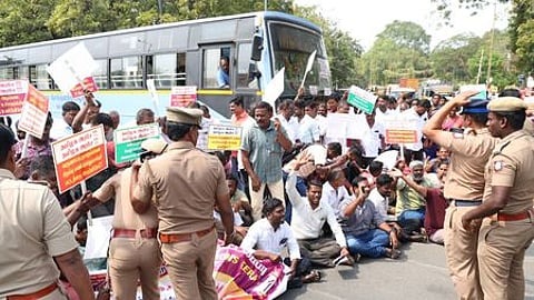திருச்சி மாவட்ட ஆட்சியரகம் அருகே செவ்வாய்க்கிழமை மறியல் போராட்டத்தில் ஈடுபட்ட வருவாய்த்துறை ஊழியா் கூட்டமைப்பினா்.