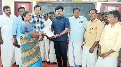 உயிரிழந்த சேகரின் மனைவியிடம் காசோலையை வழங்கிய சட்டப்பேரவை உறுப்பினா் எம். நாகதியாகராஜன்.