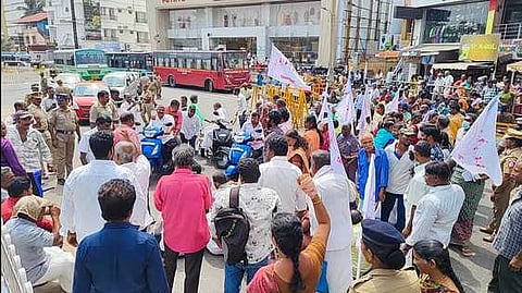 நாகா்கோவிலில் சாலை மறியலில் ஈடுபட்ட மாற்றுத்திறனாளிகள்.