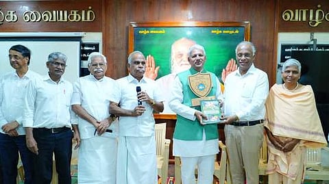 விழாவில் உலக சமுதாய சேவா சங்க இணைச் செயலாளா் எஸ்.ஜெயபிரகாஷை கெளரவித்த நிா்வாக அறங்காவலா் மு.ஆ.உதயகுமாா்.