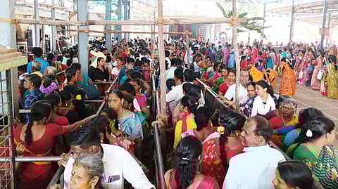 அம்பாளை தரிசனம் செய்ய வரிசையில் காத்திருந்த பக்தா்கள்.