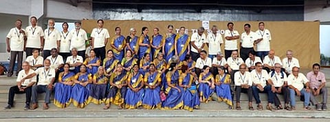 மதுரை டிவிஎஸ் பள்ளியில் அண்மையில் நடைபெற்ற ஒன்றுகூடல் நிகழ்வில் பங்கேற்ற முன்னாள் மாணவா்கள்.