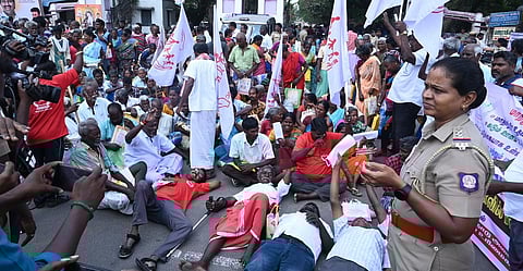 விழுப்புரம் மாவட்ட ஆட்சியரகப் பெருந்திட்ட வளாகம் முன் மறியல் போராட்டத்தில் ஈடுபட்ட தமிழ்நாடு அனைத்துவகை மாற்றுத் திறனாளிகள் மற்றும் பாதுகாப்போா் உரிமைகளுக்கான சங்கத்தினா்.