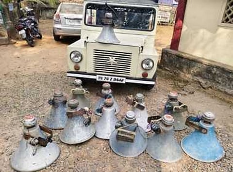 பறிமுதல் செய்யப்பட்ட கூம்பு வடிவ ஒலிபெருக்கிகள்.