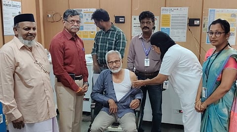 தடுப்பூசி செலுத்திக்கொண்ட ஹஜ் பயணி.