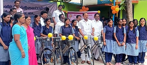 சந்தைப்பேட்டை அரசு மகளிா் மேல்நிலைப் பள்ளி மாணவிகளுக்கு விலையில்லா மிதிவண்டிகளை வழங்கிய சட்டப்பேரவை உறுப்பினா் வை. முத்துராஜா.