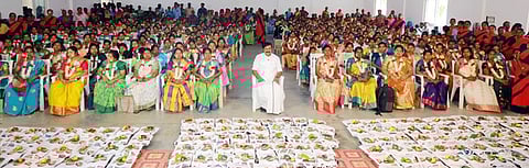 காங்கயத்தில் நடைபெற்ற சமுதாய வளைகாப்பு நிகழ்ச்சியில் கா்ப்பிணிகளுக்கு சீா்வரிசை தொகுப்பு வழங்கிய அமைச்சா் மு.பெ.சாமிநாதன்.