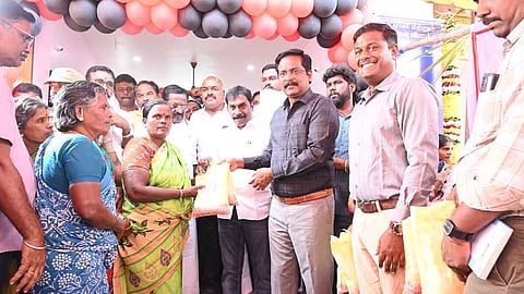 திருவண்ணாமலை வட்டம் வேடியப்பனூரில் புதிய பகுதிநேர நியாய விலைக் கடையை பொதுமக்கள் பயன்பாட்டுக்கு திறந்துவைத்த மாவட்ட ஆட்சியா் க.தா்ப்பகராஜ்.