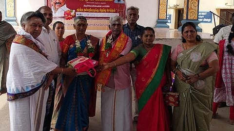 மூத்த தம்பதிகளுக்கு மரியாதை செய்யும் நிகழ்ச்சியில் பங்கேற்றோா்.