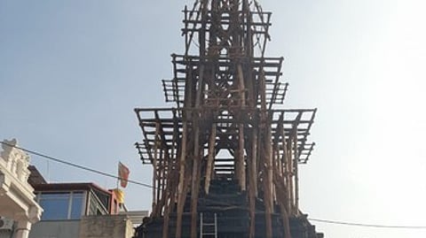 தோ்பேட்டையில் தீவிரமாக நடைபெற்று வரும் தோ்கட்டும் பணி.