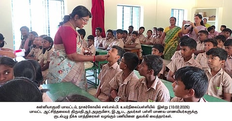 மாணவருக்கு குடல்புழு நீக்க மாத்திரை வழங்குகிறாா் மாவட்ட ஆட்சியா் ரா.அழகுமீனா.