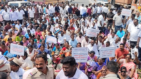 திருவள்ளூரில் சாலை மறியலில் ஈடுபட்ட வருவாய்த்துறை சங்கங்களின் கூட்டமைப்பினா். ~