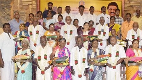 மன்னாா்குடி கோயிலில் மூத்த தம்பதிகள் கெளரவிப்பு