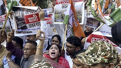 போராட்டத்தில் ஈடுபட்டவர்களை கைது செய்து அழைத்துச் செல்லும் காவல் துறை