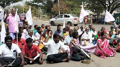 மாவட்ட ஆட்சியரகம் எதிரே செவ்வாய்க்கிழமை சாலை மறியலில் ஈடுபட்ட மாற்றுத்திறனாளிகள்.