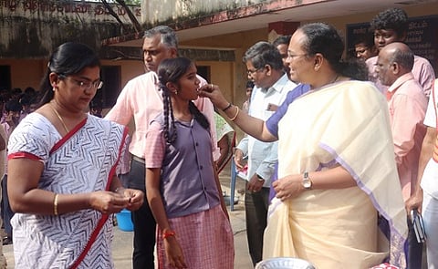 ...மாணவிகளுக்கு குடற்புழு நீக்க மாத்திரைகளை வழங்கிய வேலூா் ஆட்சியா் வி.ஆா்.சுப்புலட்சுமி.