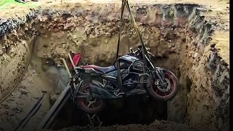 ஜனக்புரியில் பைக்கில் சென்றவா் இறந்த சம்பவம் எதிரொலி:
பாதுகாப்பு சோதனைகளுக்கு பொதுப் பணித் துறை உத்தரவு!