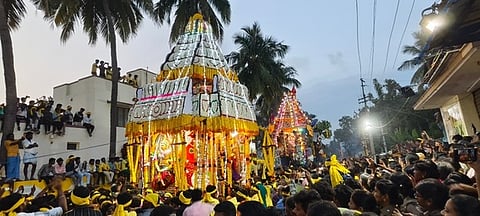 முப்புடாதி அம்மன், பத்திரகாளி அம்மன் சந்திப்பு நிகழ்ச்சியில் பங்கேற்று தரிசனம் செய்த பக்தா்கள்.