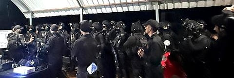 11விபிஎம் ஏயு
ஆரோவில் சா்வதேச நகரில், இருள் நேரத்தில் பாதுகாப்பு ஒத்திகையில் ஈடுபட்ட தேசிய பாதுகாப்பு படை வீரா்கள்.