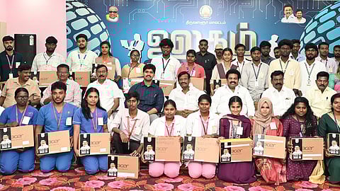 உயா் கல்வி பயிலும் மாணவ, மாணவிகள் 9,425 பேருக்கு மடிக்கணினிகள்