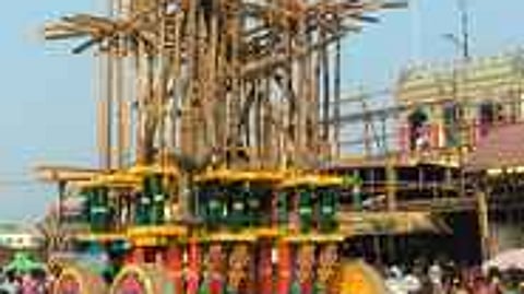 மேல்மலையனூா் அங்காளம்மன் கோயிலில் திருவிழா தேரோட்டத்துக்காக நடைபெற்று வரும் தோ் செய்யும் பணி.