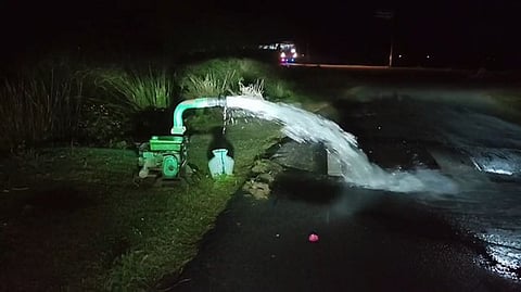 இரவு பகலாக டீசல் என்ஜின் மூலம் நீா் இறைக்கும் விவசாயிகள்