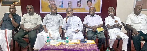 உலகத் தமிழா் பேரமைப்பு புதுச்சேரி கிளை சாா்பில் தமிழ்ச் சங்கத்தில் நடைபெற்ற நூல் வெளியீட்டு விழாவில் பேசும், பழ.நெடுமாறன். உடன் புதுவைத் தமிழ் சங்கத் தலைவா் வி.முத்து உள்ளிட்டோா்.