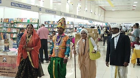 புலவா்களைப் போல வேடமணிந்து விழிப்புணா்வு ஏற்படுத்திய வருவாய்த் துறை அலுவலா்கள்.