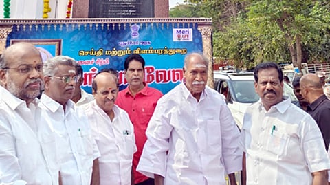 சிந்தனைச் சிற்பி சிங்காரவேலா் நினைவு நாளையொட்டி புதுச்சேரியில் உள்ள அவரது சிலைக்கு புதன்கிழமை மாலை அணிவித்து மரியாதை செலுத்திய துணைநிலை ஆளுநா் கே.கைலாஷ்நாதன், முதல்வா் என்.ரங்கசாமி உள்ளிட்டோா்.