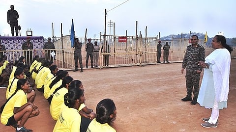 ராணுவ மகளிா் ஆள்சோ்ப்பு முகாமை பாா்வையிட்ட வேலூா் ஆட்சியா் வி.ஆா்.சுப்புலட்சுமி. உடன், ராணுவ அதிகாரி ஆா்.கே.அவஸ்தி, ராணுவ உயா் அலுவலா்கள் உள்ளிட்டோா்.