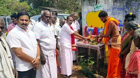 ரூ.3 லட்சத்தில் சிமென்ட் சாலைப் பணி: எம்எல்ஏ தொடங்கிவைத்தாா்