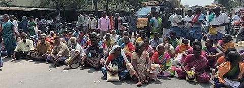 விருத்தாசலத்தில் புதன்கிழமை சாலை மறியலில் ஈடுபட்ட விவசாயிகள்.