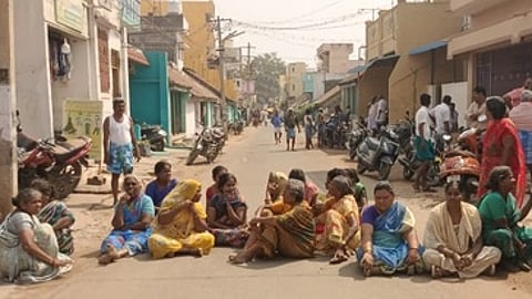 பொதட்டூா்பேட்டையில் மறியலில் ஈடுபட்ட பெண்கள்.