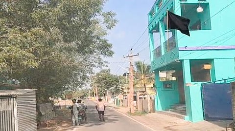 வீடுகளில் ஏற்றப்பட்டுள்ள கருப்புக்கொடி.