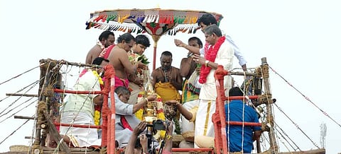 கடலூா் பேருந்து நிலையத்தில் உள்ள ஸ்ரீநாகம்மன் கோயில் கோபுர கலசத்தில் புனித நீா் ஊற்றி கும்பாபிஷேகம் நடத்திய குருக்கள்.