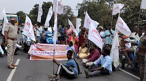 மாற்றுத்திறனாளிகள் மறியல்