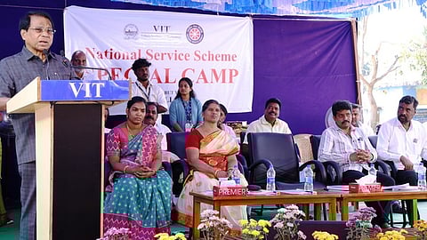 முகாமை தொடங்கி வைத்து பேசிய விஐடி வேந்தா் கோ.விசுவநாதன். உடன், ஆற்காடு சட்டப்பேரவை உறுப்பினா் ஜே.எல். ஈஸ்வரப்பன், ஊராட்சி ஒன்றிய தலைவா் திவ்யா கமல் பிரசாத், விஐடி பதிவாளா் ஜெயபாரதி உள்ளிட்டோா்.