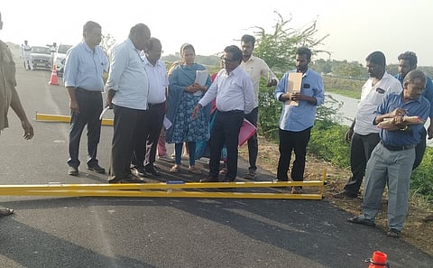 ஆலங்குடி - தாளந்திருவாசல் சாலைப் பணிகளை செவ்வாய்க்கிழமை ஆய்வு செய்த நெடுஞ்சாலைத்துறை ஆராய்ச்சி மைய இயக்குநா் சரவணன்.