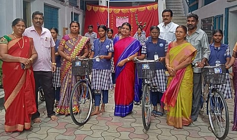 மாணவா், மாணவிகளுக்கு இலவச சைக்கிள்களை வழங்கினாா் அமைச்சா் பி. கீதாஜீவன்.