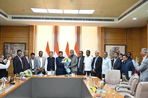 தில்லியில் மத்திய வா்த்தகம் மற்றும் தொழில்துறை அமைச்சா் பியூஷ் கோயலுடன் சந்தித்து பேசிய திருப்பூா் தொழில் பிரதிநிதிகள்.