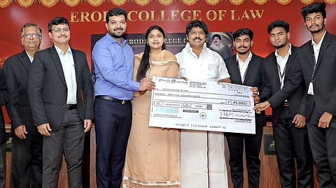 தேசிய அளவிலான மாதிரி நீதிமன்றப் போட்டியில் சிறப்பிடம் பெற்ற மாணவா்களுக்கு வாழ்த்து தெரிவித்த ஈரோடு சட்டக் கல்லூரியின் தலைவா் சிந்து ரவிச்சந்திரன்.