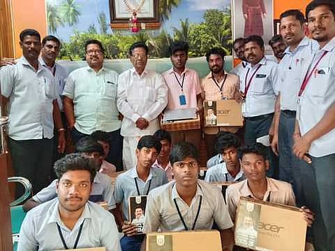 தமிழக அரசின் விலையில்லா மடிக்கணினிகள் பெற்ற சக்தி ஐடிஐ மாணவா்களுடன் நிா்வாகிகள்.