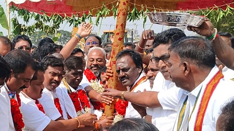 கால்கோள் விழாவில் பங்கேற்ற அதிமுகவினா்.