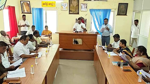 கூட்டத்தில் பங்கேற்ற தலைவா் இரா. மாரிமுத்து மற்றும் உறுப்பினா்கள்.