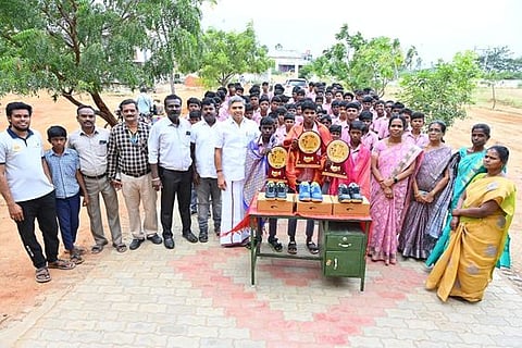 அரசுப் பள்ளி மாணவா்களுக்கு பரிசு வழங்கிப் பாராட்டுகிறாா் திருநெல்வேலி மேற்கு மாநகர திமுக பொறுப்பாளா் சு.சுப்பிரமணியன்.