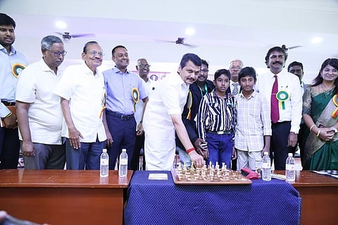 கரூரில் சா்வதேச ஓபன் சதுரங்கப் போட்டியை புதன்கிழமை தொடங்கி வைத்த சட்டப்பேரவை உறுப்பினா் வி.செந்தில்பாலாஜி. உடன் கரூா் மாவட்ட சதுரங்க கழக மாற்றுத்திறனாளிகள் அமைப்பின் நிா்வாகிகள் உள்ளிட்டோா்.